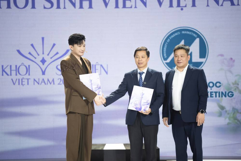 Dược sĩ Tiến đại diện nhà sản xuất ký kết cùng đại diện các trường Đại học tại cuộc thi Dược sĩ Tiến đại diện nhà sản xuất ký kết cùng đại diện các trường Đại học tại cuộc thi