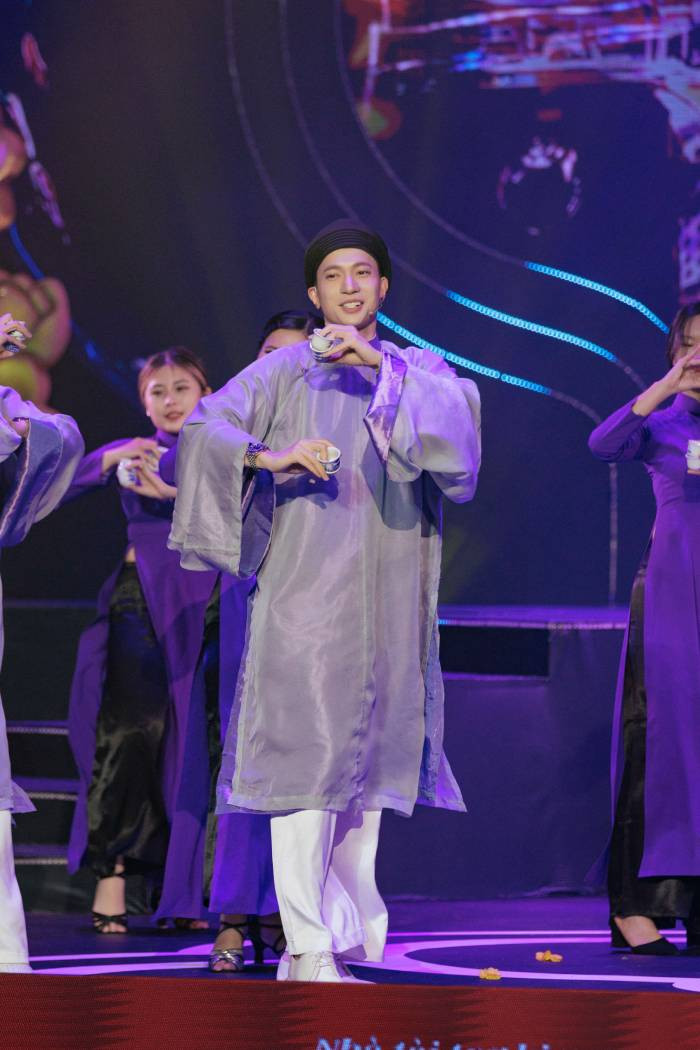 ST trình diễn ca khúc "Thuận nước đẩy thuyền" ST trình diễn ca khúc "Thuận nước đẩy thuyền"