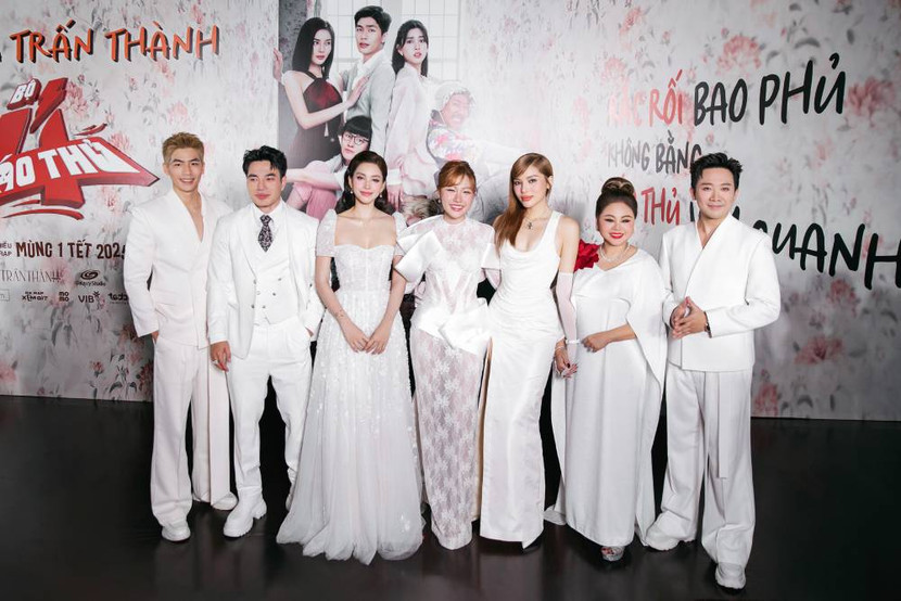 Khai màn thảm đỏ sự kiện chính là sự xuất hiện của các báo thủ “hàng thật giá thật” trong bộ phim: đạo diễn Trấn Thành, Lê Giang, Lê Dương Bảo Lâm, Uyển Ân cùng bộ ba: Miss Universe Vietnam 2024 Kỳ Duyên, Hoa hậu Việt Nam 2018 Tiểu Vy và diễn viên Quốc Anh