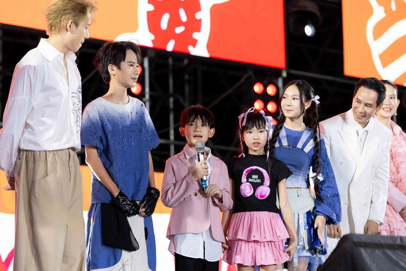 Cậu bé Rio - con trai cả của Lý Hải Minh Hà (áo xanh) cũng gây sốt bởi vẻ soái ca khi xuất hiện