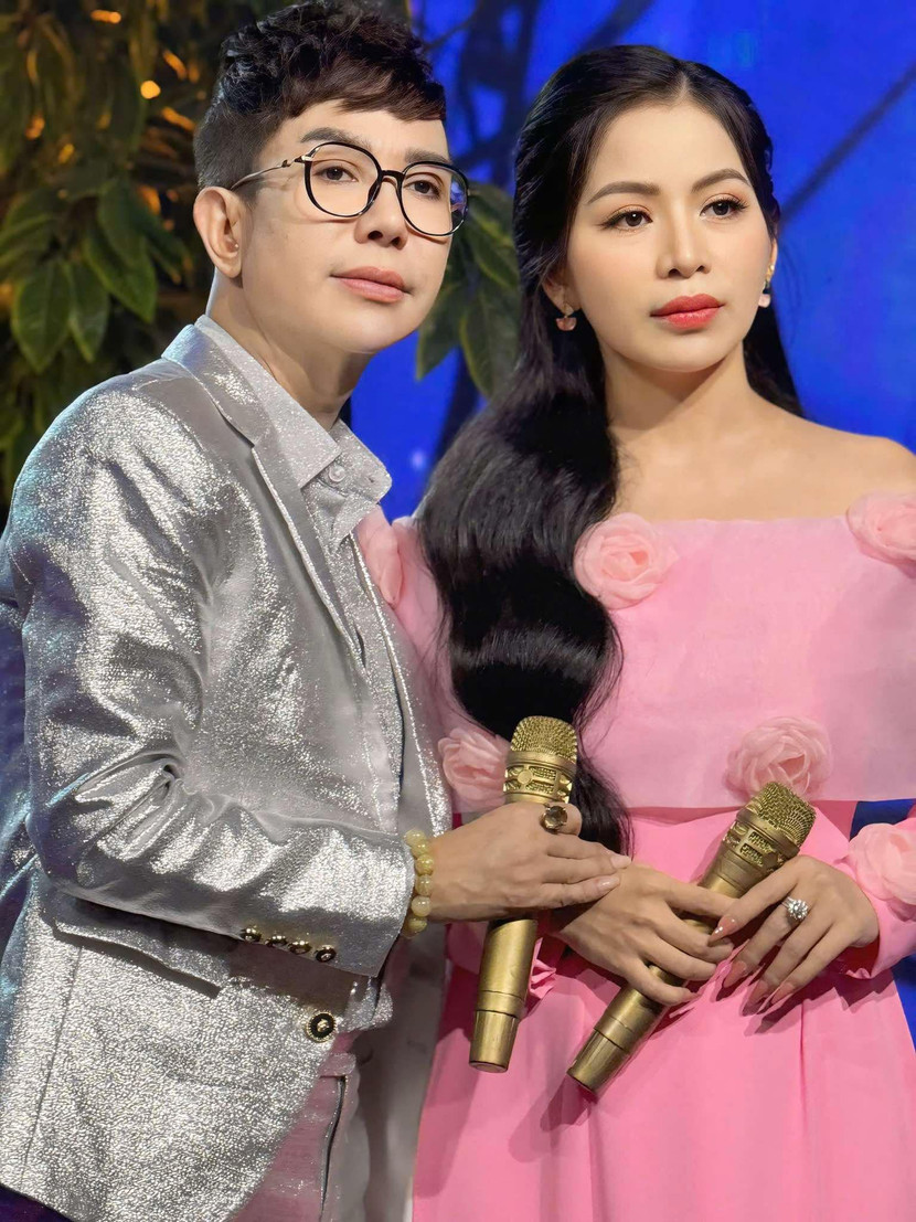 Minh Thu và người thầy của mình - ca sĩ Long Nhật - trên sân khấu
