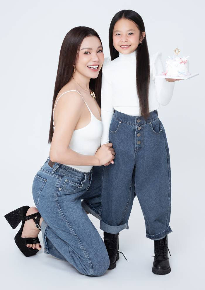 Hiện, ngoài các hoạt động nghệ thuật, Trà Ngọc Hằng hiện cũng tập trung cho lĩnh vực kinh doanh thời trang, chăm sóc sức khỏe và thể thao