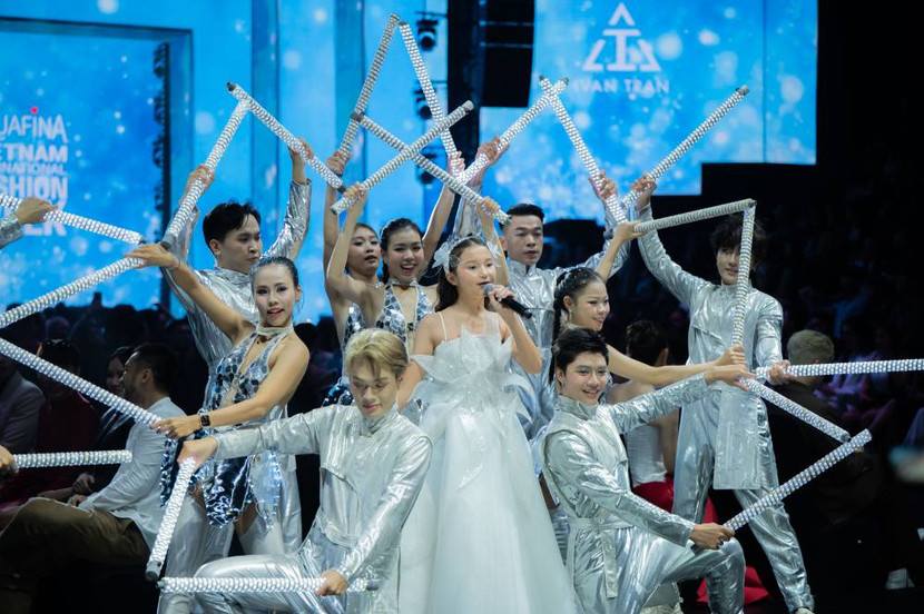 Cô bé Emily Wagner có sự mở màn show ấn tượng khi thể hiện ca khúc "Let is go" ngay đầu show Cô bé Emily Wagner có sự mở màn show ấn tượng khi thể hiện ca khúc "Let is go" ngay đầu show