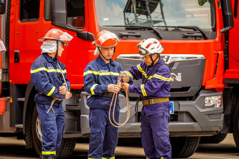 Tiến Luật cùng các đồng đội trong giờ luyện tập Tiến Luật cùng các đồng đội trong giờ luyện tập