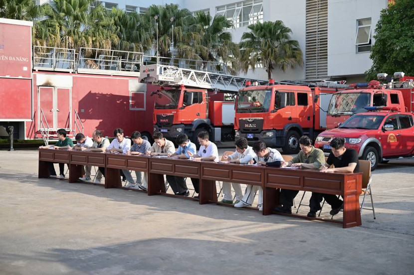 Dàn nghệ sĩ viết đơn xin vào đơn vị Dàn nghệ sĩ viết đơn xin vào đơn vị