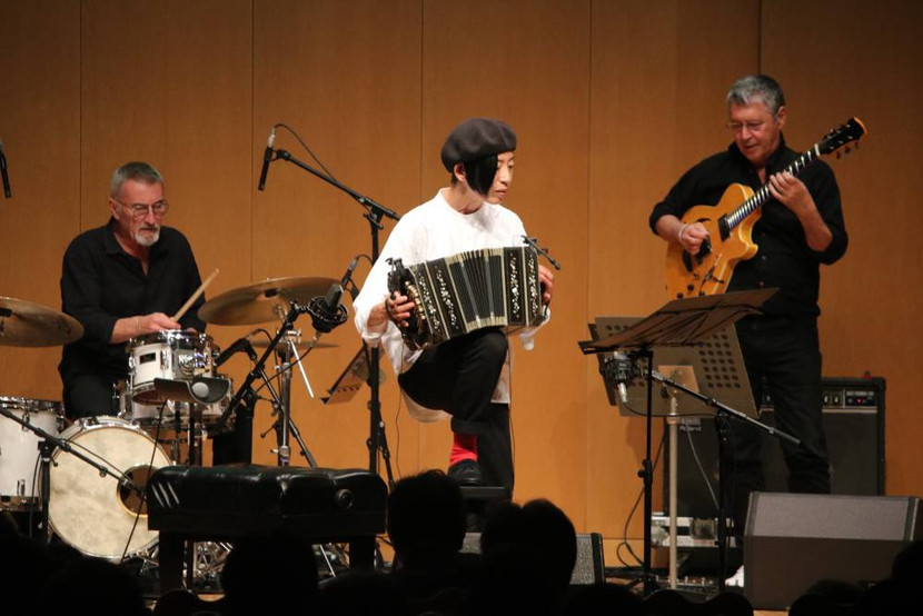 Nghệ sĩ Nhật Bản nổi tiếng Kimiyo Ogawa trên sân khấu với chiếc đàn bandoneon quen thuộc Nghệ sĩ Nhật Bản nổi tiếng Kimiyo Ogawa trên sân khấu với chiếc đàn bandoneon quen thuộc