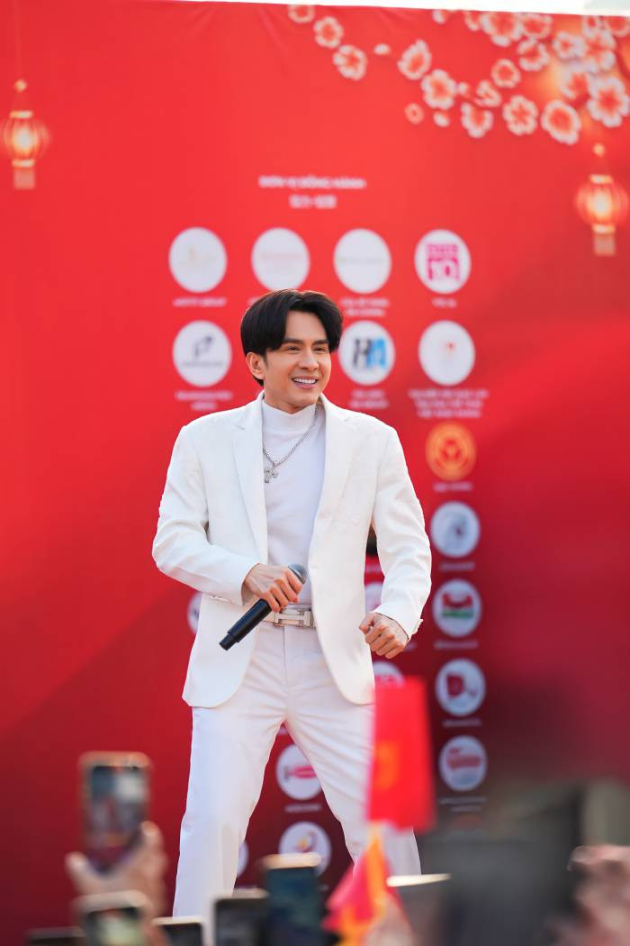 Đan Trường diện vest bảnh bao trên sân khấu chương trình &quot;Xuân quê hương - Tết Việt Amagasaki 2025&quot;