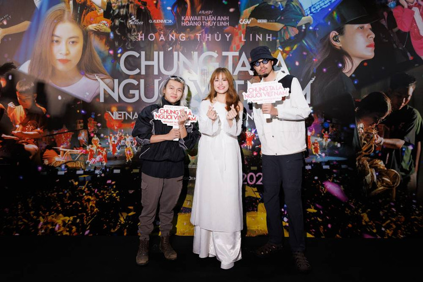 Rapper Đen xuất hiện chúc mừng Hoàng Thuỳ Linh ra mắt dự án phim "Chúng ta là người Việt Nam". Tuy có nhiều thông tin và tin đồn về tình cảm nhưng cho đến lúc này, cả hai vẫn giữ im lặng