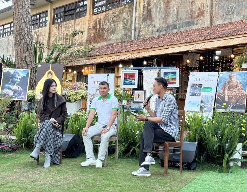 Ca sĩ Phúc Anh giao lưu cùng các khán giả tại chương trình Ca sĩ Phúc Anh giao lưu cùng các khán giả tại chương trình