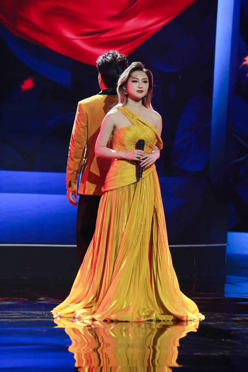 Với tiết mục song ca cùng Dee Trần, Nicole Nguyễn đã nhận hai điểm 10 tuyệt đối