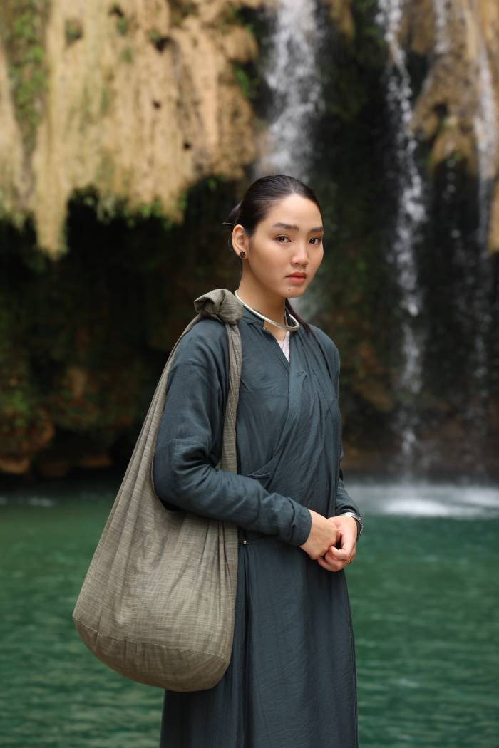 Diễn viên Minh Anh trong phim mặc rất nhiều áo dài với các hoạ tiết khác nhau Diễn viên Minh Anh trong phim mặc rất nhiều áo dài với các hoạ tiết khác nhau