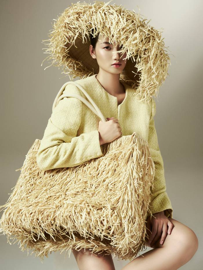 Biến hóa độc đáo với chất liệu rơm tạo điểm nhấn trang phục, Nguyễn Minh Công đã thổi làn gió mới tạo nên một tổng thể ấn tượng, bắt kịp xu hướng thời trang bền vững hiện nay Biến hóa độc đáo với chất liệu rơm tạo điểm nhấn trang phục, Nguyễn Minh Công đã thổi làn gió mới tạo nên một tổng thể ấn tượng, bắt kịp xu hướng thời trang bền vững hiện nay
