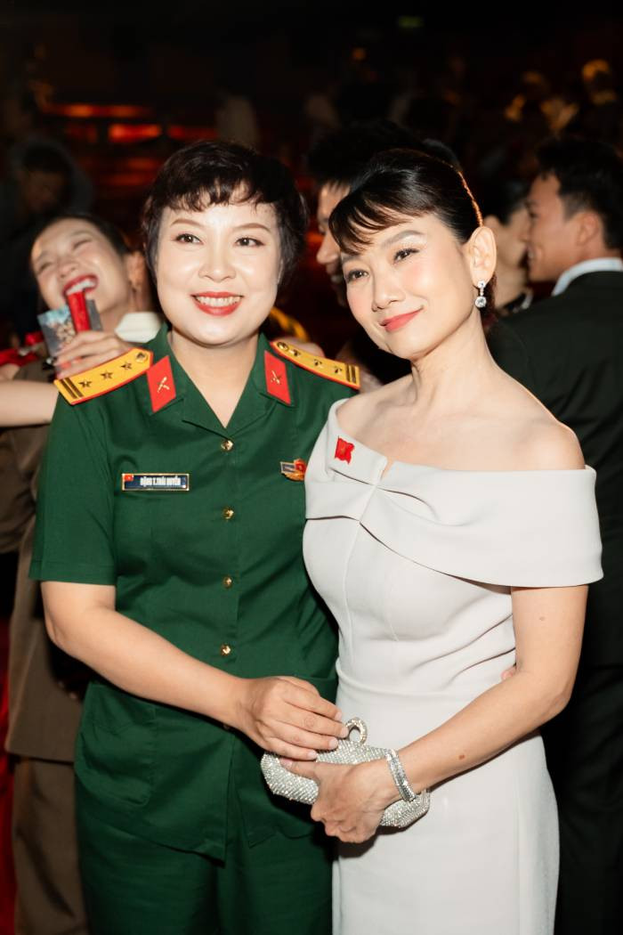 NSND Mỹ Uyên chúc mừng đạo diễn Đặng Thái Huyền