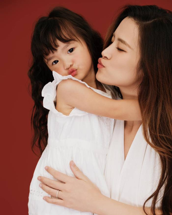 Đông Nhi và con gái lớn Winnie