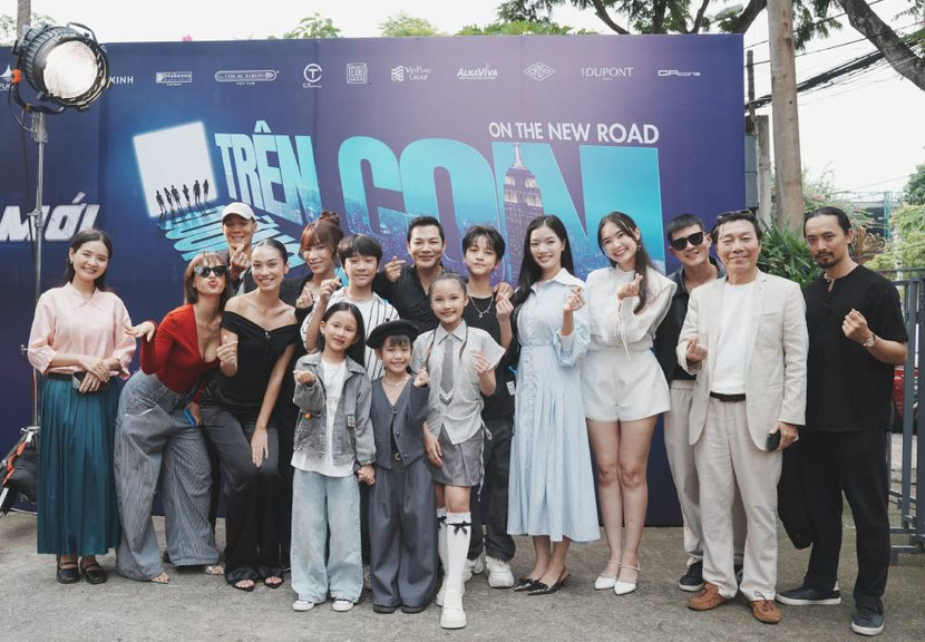 Trần Bảo Sơn và dàn diễn viên của phim điện ảnh "Trên con đường mới" Trần Bảo Sơn và dàn diễn viên của phim điện ảnh "Trên con đường mới"