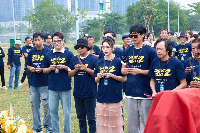 Dàn diễn viên "Làm giàu với ma 1" đều có mặt trong buổi khai máy của "Làm giàu với ma 2"