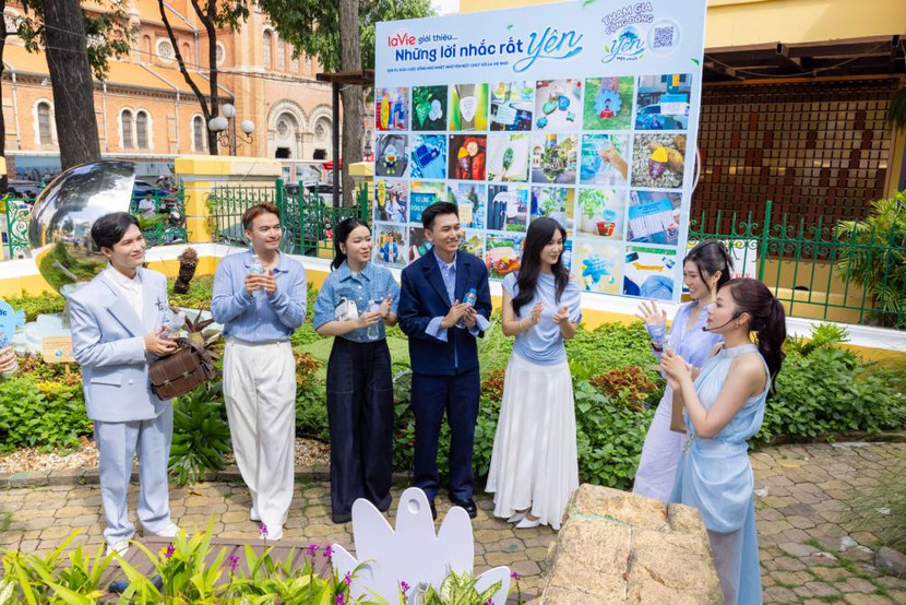 Nhà sáng tạo nội dung Khoai Lang Thang cùng các nghệ sĩ trong khu "Vườn chút yên" mới được khánh thành