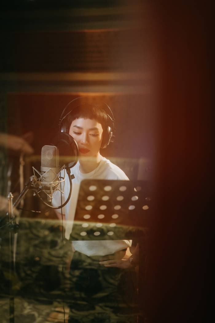 Ca sĩ Trà My Idol trong phòng thu ca khúc "Nỗi buồn em đánh rơi"