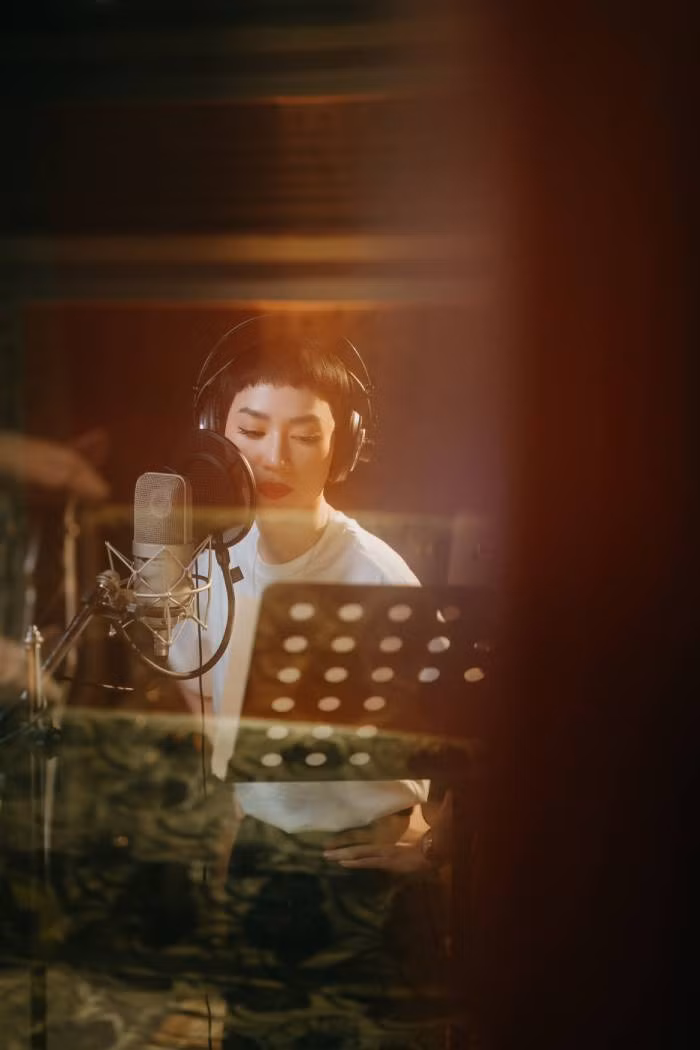Ca sĩ Trà My Idol trong phòng thu ca khúc "Nỗi buồn em đánh rơi" Ca sĩ Trà My Idol trong phòng thu ca khúc "Nỗi buồn em đánh rơi"