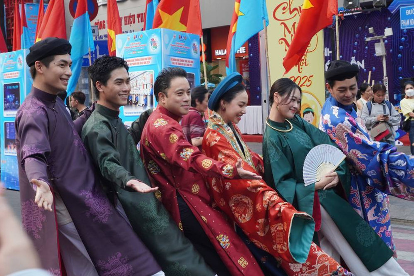 Đạo diễn Victor Vũ cũng diện trang phục truyền thống cùng dàn diễn viên của mình Đạo diễn Victor Vũ cũng diện trang phục truyền thống cùng dàn diễn viên của mình