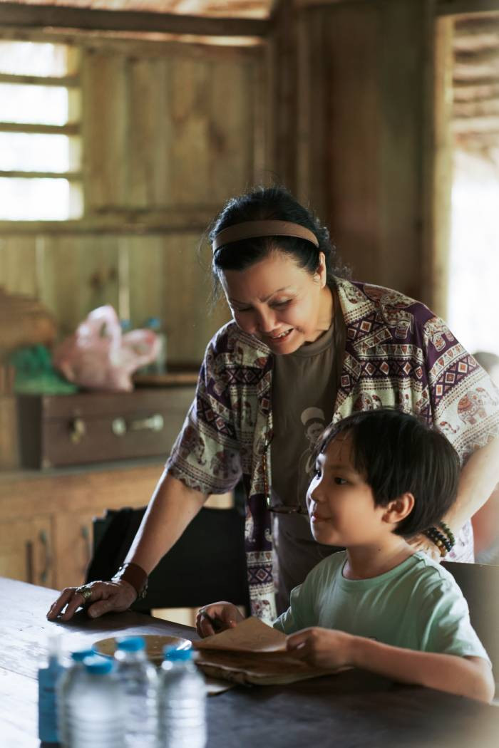 Diễn viên Kiều Chinh vào vai bà bé Uy Nhân. Hai bà cháu cũng dành nhiều thời gian cùng tập luyện trước từng cảnh quay Diễn viên Kiều Chinh vào vai bà bé Uy Nhân. Hai bà cháu cũng dành nhiều thời gian cùng tập luyện trước từng cảnh quay