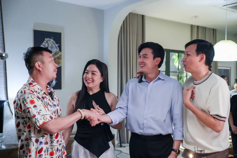 Diễn viên Tuấn Khải (áo hoa) chồng Lê Khánh đến phim trường ủng hộ vợ