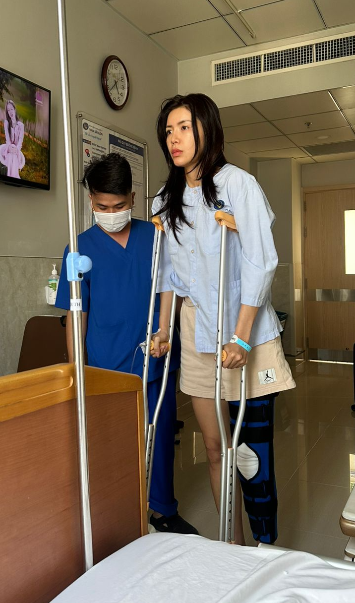 Hình ảnh hiện tại của Minh Tú trong quá trình điều trị chấn thương