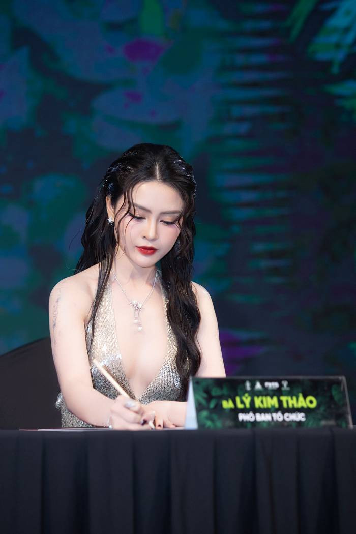 Hoa hậu Lý Kim Thảo trong BTC của các cuộc thi năm nay do Five6 Entertainment tổ chức Hoa hậu Lý Kim Thảo trong BTC của các cuộc thi năm nay do Five6 Entertainment tổ chức