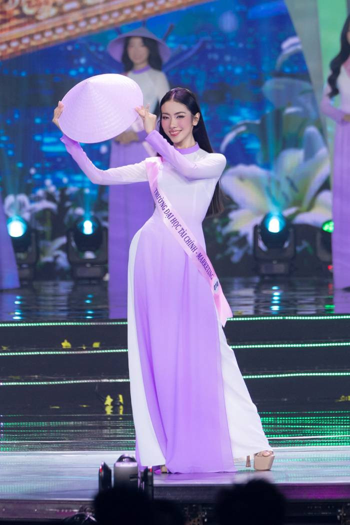 Các thí sinh trong phần trình diễn áo dài