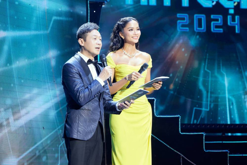 H’Hen Niê đón năm mới tại Hà Nội và tham gia dẫn truyền hình trực tiếp "VTV Awards Ấn tượng 2024" vào tối 1/1 cùng MC Anh Tuấn