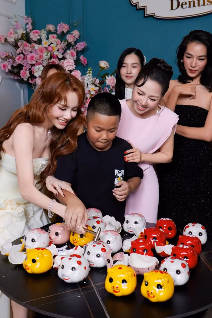 Bé Nhím - con nuôi NTK Đỗ Mạnh Cường tham gia trò chơi cùng các cô chú nghệ sĩ, cậu bé được cho là "thần may mắn" khi liên tục trúng thưởng