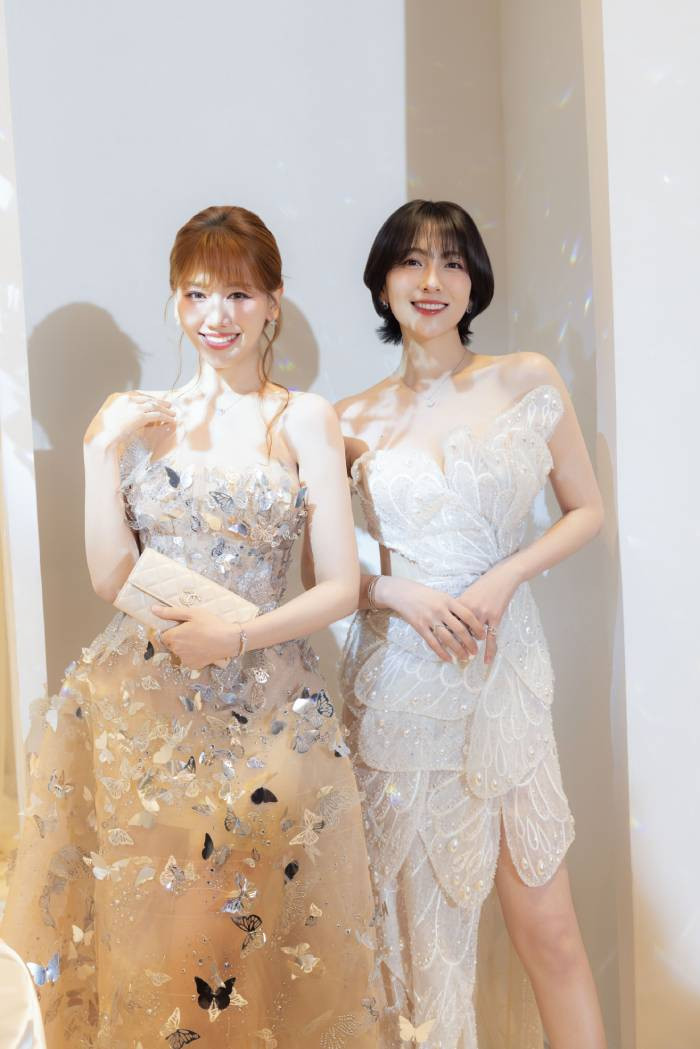 Hari Won và ca sĩ Hàn Quốc Kang Ji Young cùng chọn đầm đính cánh bướm cắt laser theo phong cách cổ tích Hari Won và ca sĩ Hàn Quốc Kang Ji Young cùng chọn đầm đính cánh bướm cắt laser theo phong cách cổ tích