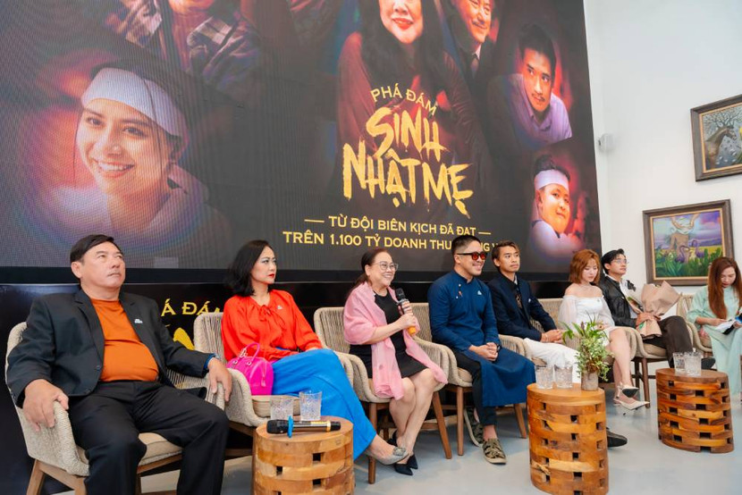 Nghệ sĩ Ái Như và ekip "Phá Đám: Sinh nhật Mẹ" chia sẻ cùng báo giới Nghệ sĩ Ái Như và ekip "Phá Đám: Sinh nhật Mẹ" chia sẻ cùng báo giới