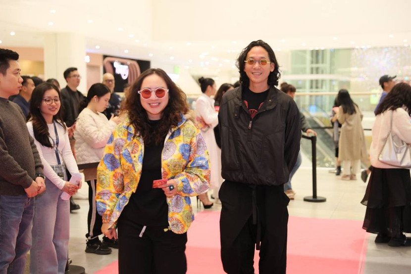 Vợ chồng ca sĩ Khánh Linh giản dị đến chúc mừng đoàn phim