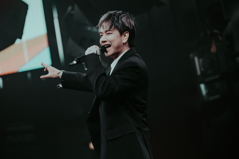 Lou Hoàng với bản hit "Ngày đẹp trời để nói chia tay" trên sân khấu của sự kiện