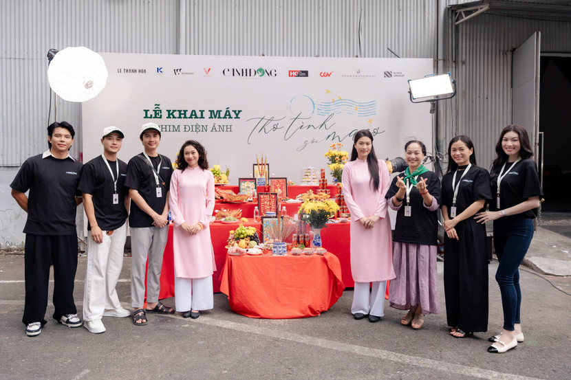 Dàn diễn viên chính của “Thơ tình gởi Ma-sơ” trong ngày khai máy