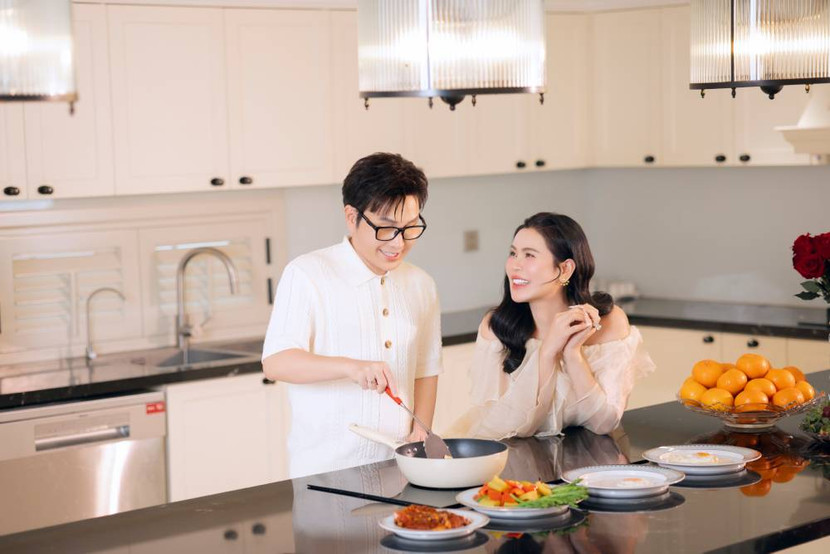 Vợ chồng NSUT Vũ Luân hạnh phúc trong căn nhà của mình