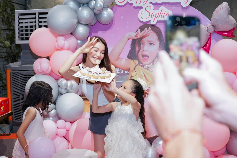 Trà Ngọc Hằng chọn tông trắng - hồng pastel làm chủ đạo, tạo nên không khí mộng mơ như bước ra từ câu chuyện cổ tích