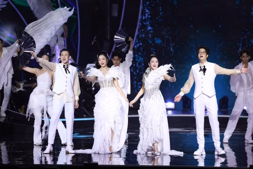 Nhiều thế hệ ca sĩ cùng góp mặt trong chương trình Đại nhạc hội "Người tình &amp; quê hương"