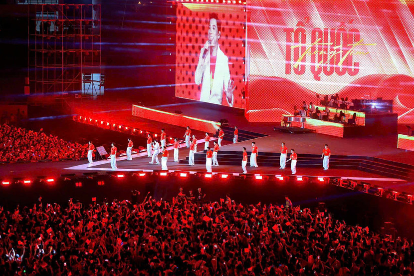 Hình ảnh sân khấu biểu tượng chữ “V” trung tâm trong tiết mục mở màn