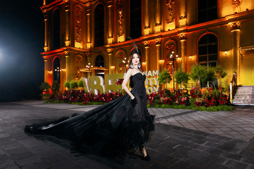 Hoa hậu Võ Lê Quế Anh được chọn là gươg mặt mở màn của phần trình diễn BST Éclat với "Giấc mơ đêm", lấy cảm hứng từ màu đen huyền ảo của đêm tối đầy bí ẩn Hoa hậu Võ Lê Quế Anh được chọn là gươg mặt mở màn của phần trình diễn BST Éclat với "Giấc mơ đêm", lấy cảm hứng từ màu đen huyền ảo của đêm tối đầy bí ẩn