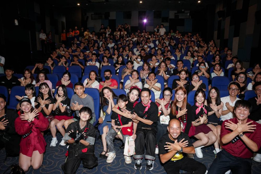 Rất đông khán giả đến rạp thưởng thức "Lật mặt 8" ở những xuất chiếu sớm