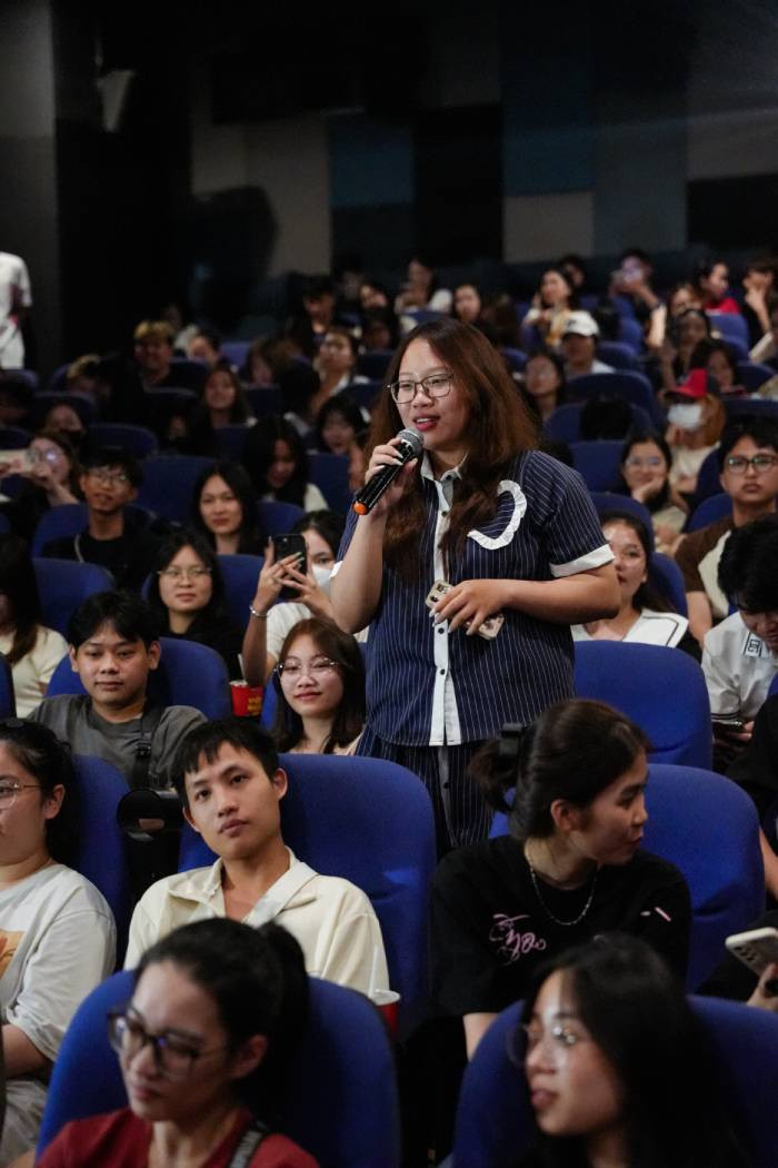 Khán giả nhiệt tình dành nhiều câu hỏi để giao lưu cùng đoàn phim