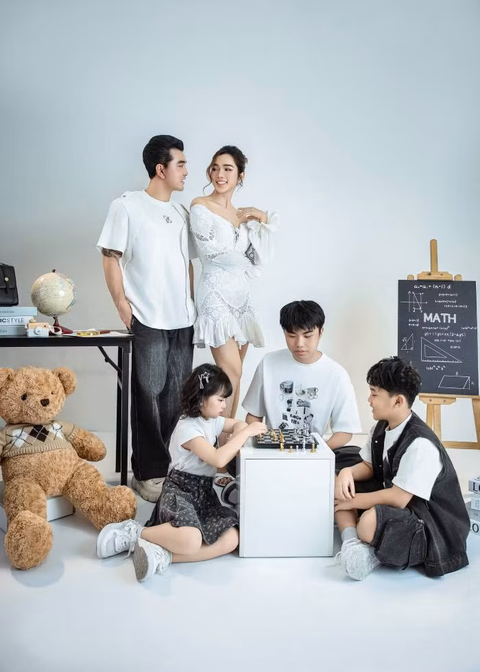 Một gia đình đủ đầy cả tình cảm lẫn giá trị sống chính là điều mà vợ chồng Ưng Hoàng Phúc và Kim Cương đang từng ngày vun đắp bằng chính sự yêu thương, đồng hành và lối sống trách nhiệm