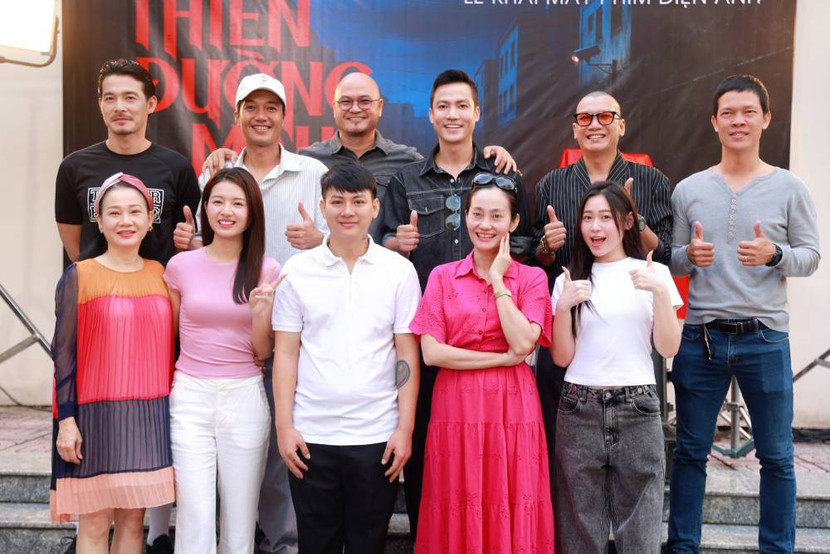 Đạo diễn Hoàng Tuấn Cường và các diễn viên "Thiên đường máu" trong buổi khai máy