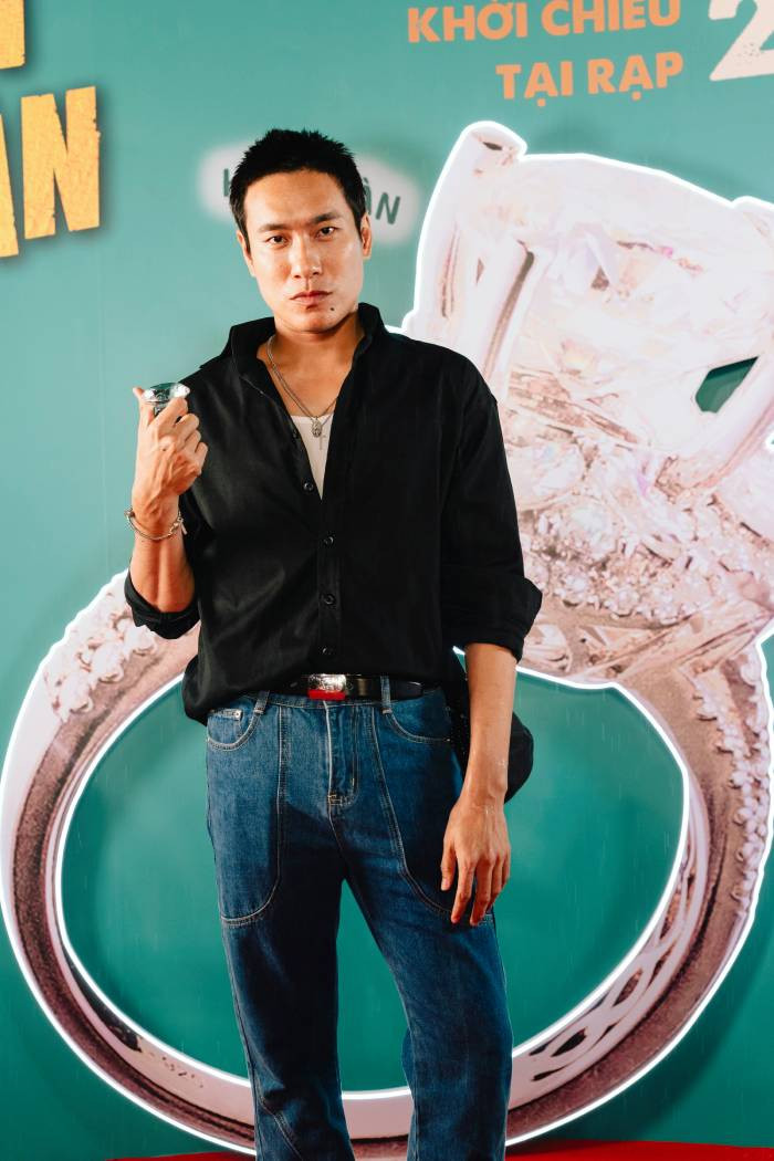Diễn viên Kiều Minh Tuấn tạo dáng cùng "nhẫn hột xoàn 9 tỉ" của đoàn phim