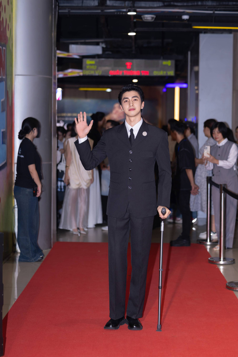 Diễn viên Bình An dù đang bị chấn thương ở chân nhưng vẫn đến chúc mừng các đồng nghiệp