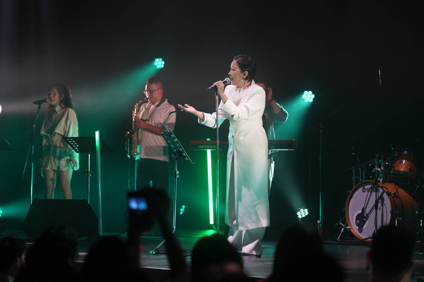 Không cần MC, Mỹ Linh tự mình dẫn dắt bằng kịch bản chặt chẽ, tinh tế và giàu cảm xúc, nhiều lần nghẹn ngào trước tình cảm nồng nhiệt mà khán giả Nhật Bản và kiều bào dành cho chị