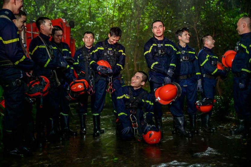 Phút nghỉ ngơi của các chiến sĩ trong quá trình thực hiện nhiệm vụ Phút nghỉ ngơi của các chiến sĩ trong quá trình thực hiện nhiệm vụ