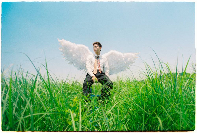 Quân A.P với hình ảnh cánh thiên thần bốc cháy trong MV để lại nhiều ấn tượng